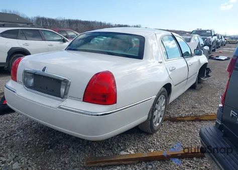 2010 Lincoln Town Car Signature Limited z USA, uszkodzony, nr VIN 2LNBL8CV3AX750822